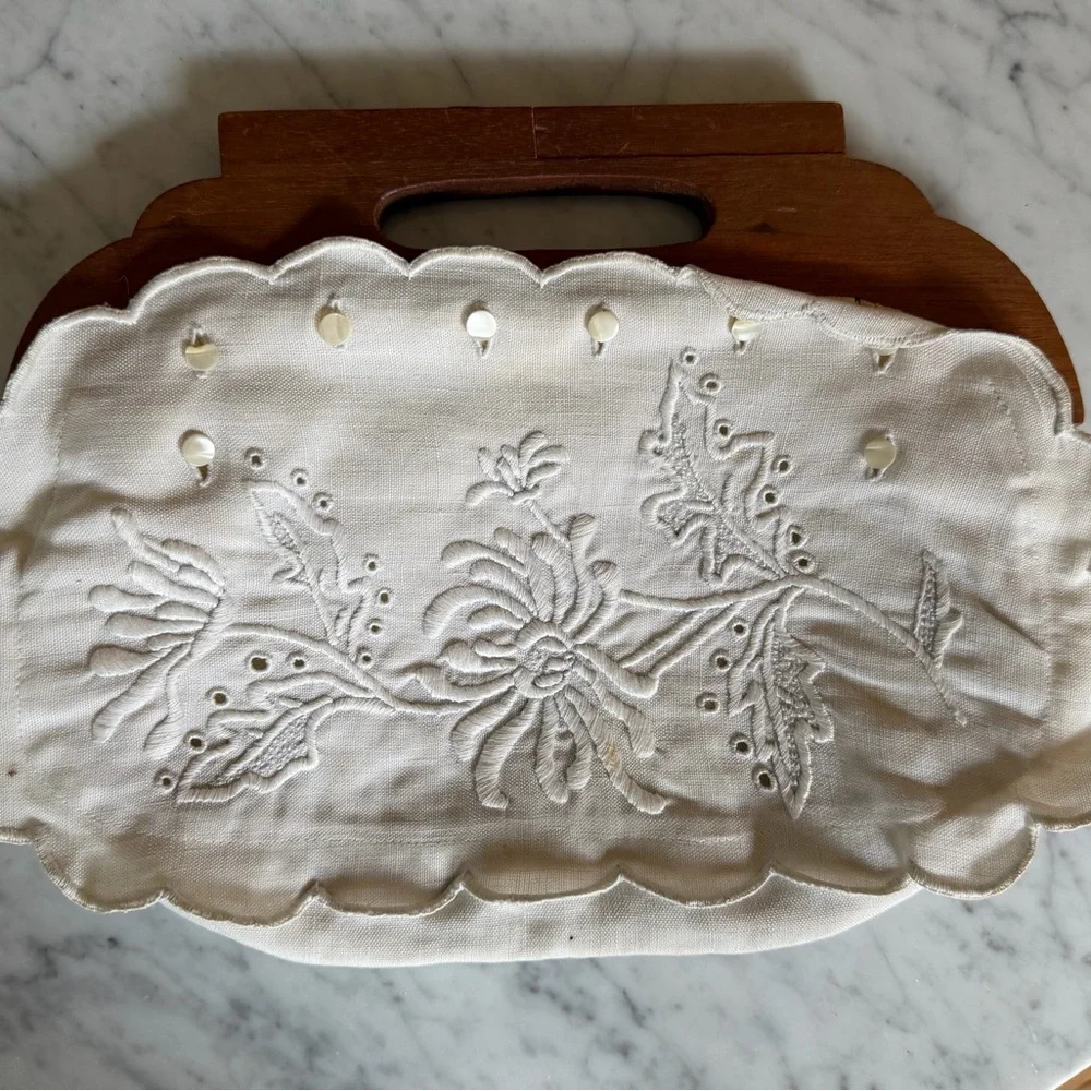 White Floral Embroidered Handbag with Wooden Handle - Picture 2 of 3